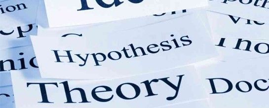 Une photo de coupures de papier blanc sur lesquelles sont imprimés des mots en anglais. On voit particulièrement Hypothesis et Theory