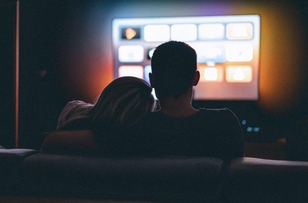 photo d'un couple regardant la télévision